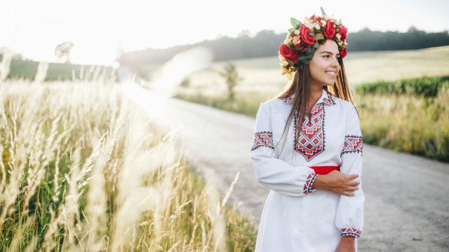 девушка в вышиванке день вышиванки