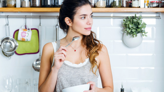 дівчина їсть