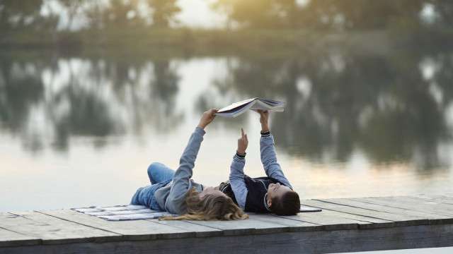 дети читают книгу