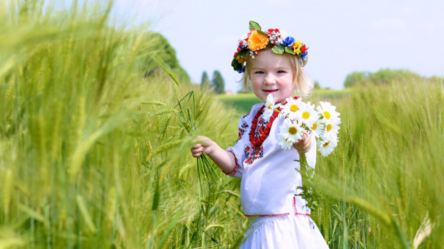 девочка в вышиванке украинка