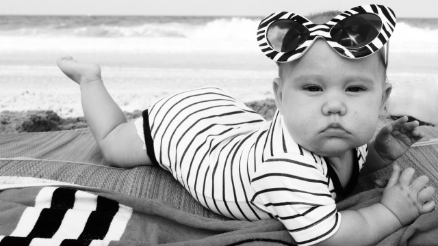 малышка на пляже