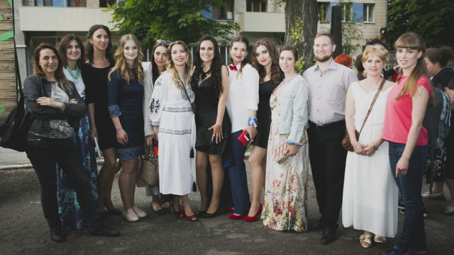 Выпускникам из детских домов и интернатов подарили выпускные наряды