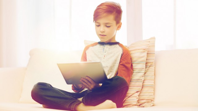 Хлопчик з планшетом