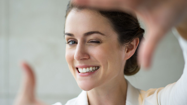 девушка улыбается