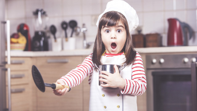 девочка на кухне готовит