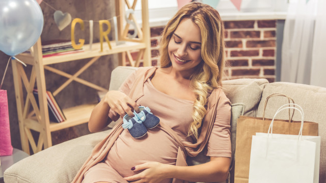 вагітна з подарунками