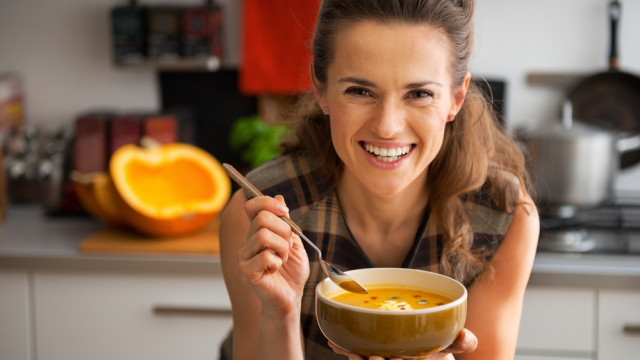 жінка їсть суп