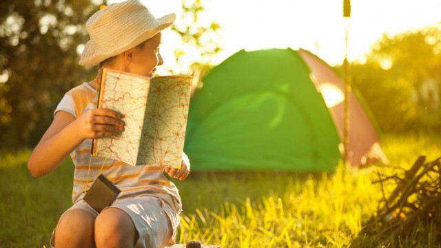 хлопчик у наметі похід