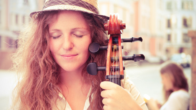 жінка відіграє