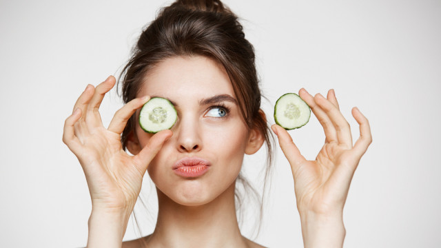 жінка з огірками