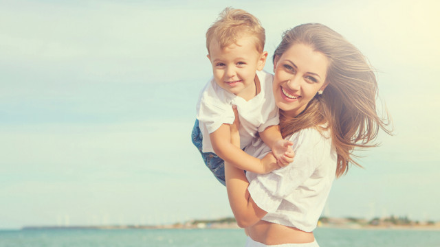 ребенок с мамой на море