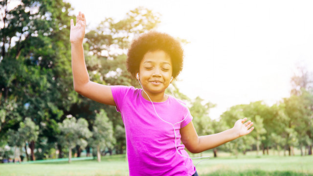 мулат танцует