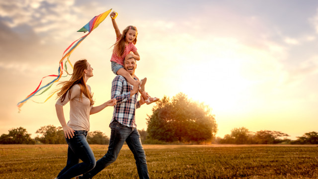 семья гуляет