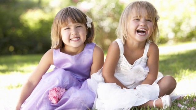 Девочки смеются 