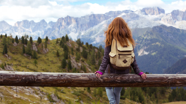 дівчина підліток із рюкзаком, гори, подорож