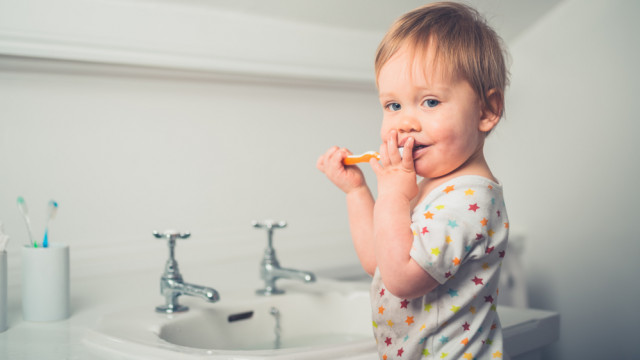 ребенок чистит зубы
