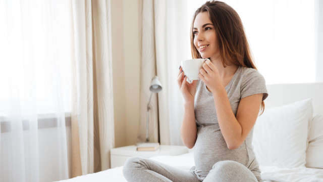 Беременная пьет кофе