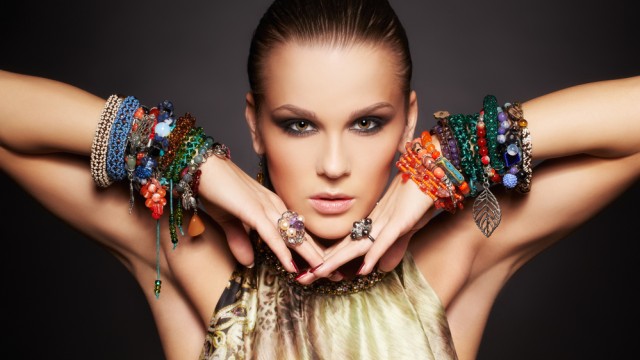 Девушка в браслетах