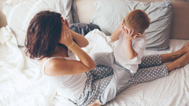 мама с сыном играют