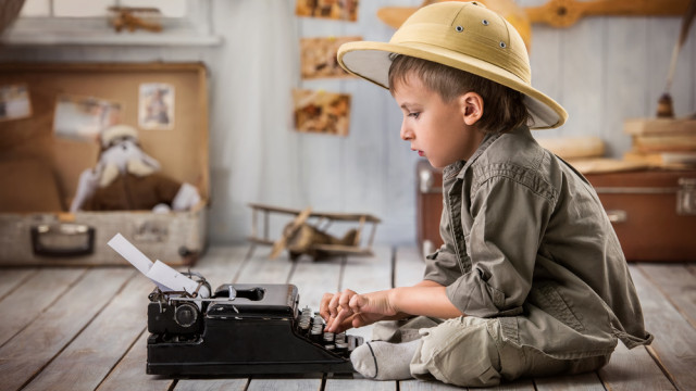 мальчик пишет на печатной машинке