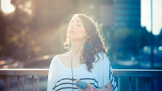 девушка слушает музыку