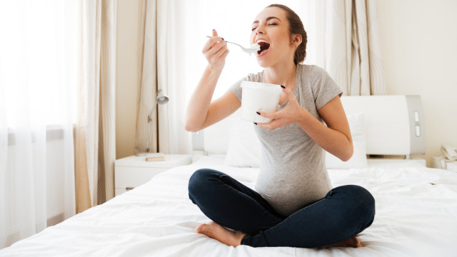 вагітна їсть морозиво