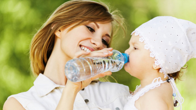 малыш пьет воду