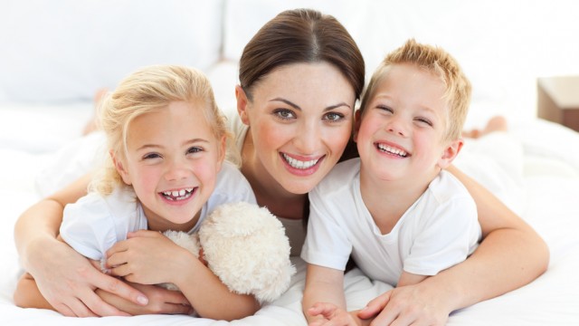 Мама з донькою і сином