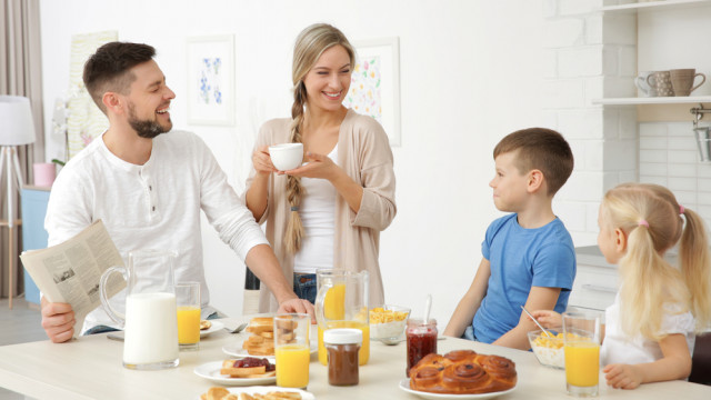 сім'я снідає