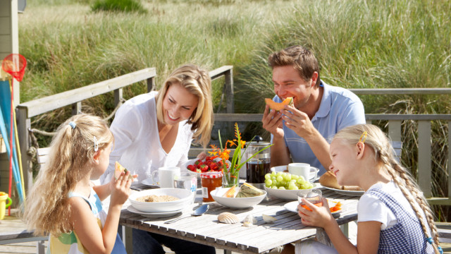 сім'я снідає