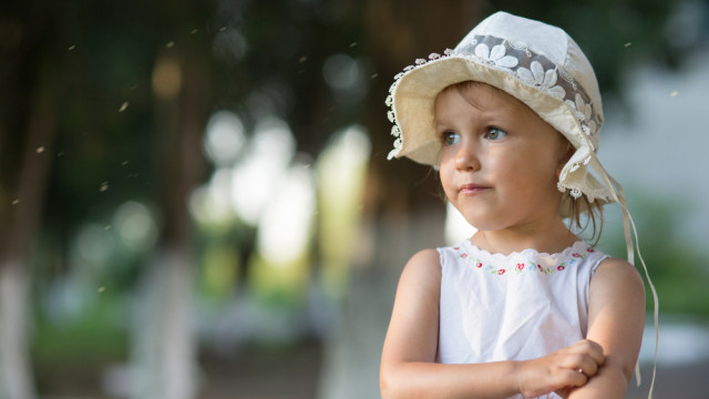 девочку кусают комары