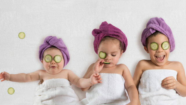 дівчатка з маскою