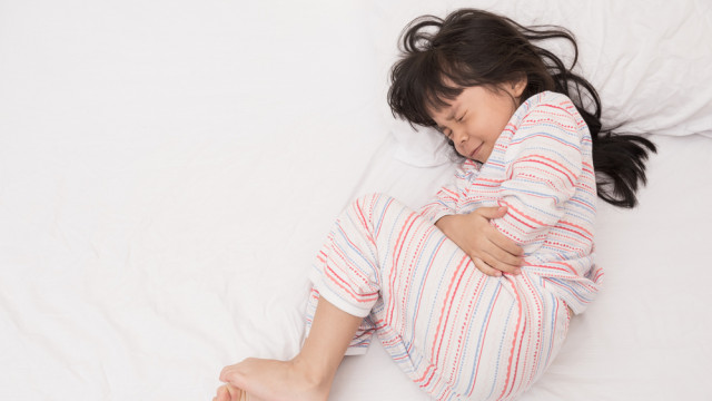 ребенок болит живот