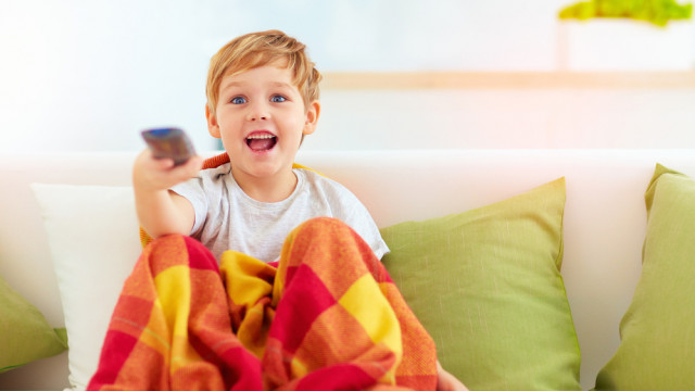 мальчик смотрит телевизор