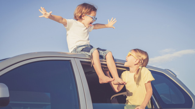 дети сидят на машине