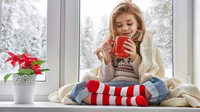 мала п'є чай