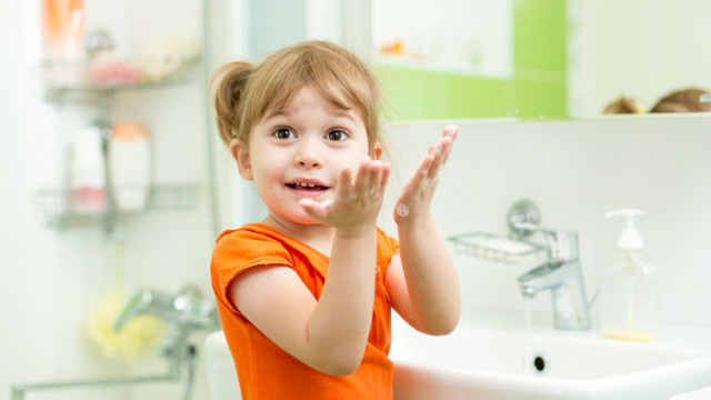 девочка в ванной