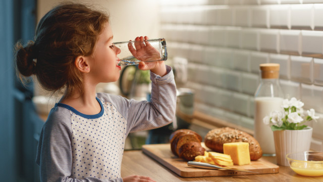 девочка пьет воду ужин