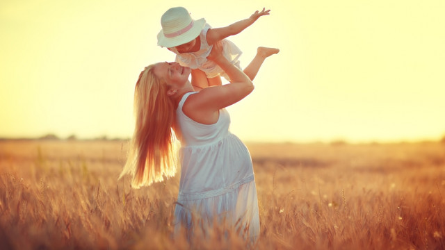 беременная с ребенком в поле