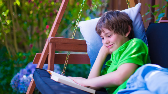 мальчик читает