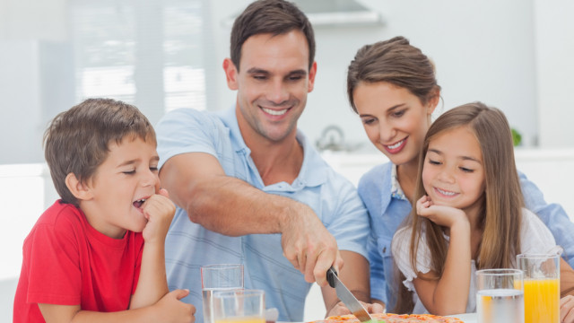 сім'я за вечерею