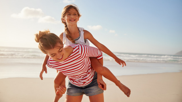 ребенок с мамой на пляже