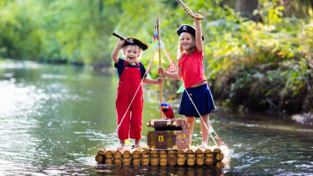 дети на плоту пираты