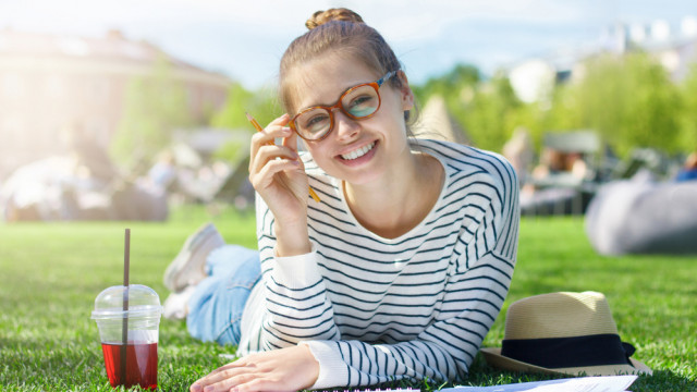 жінка в окулярах