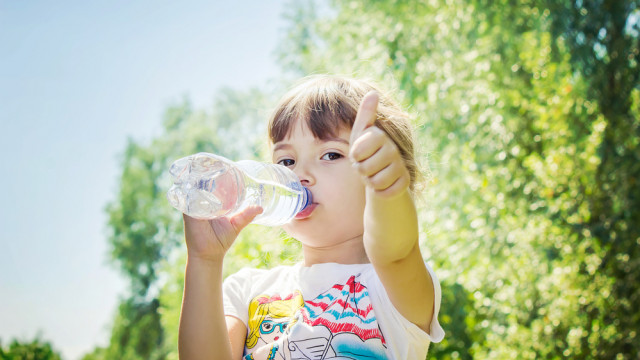 девочка пьет воду