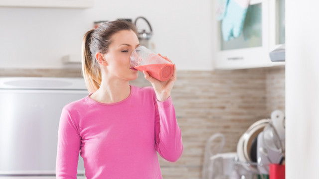 смузі дівчина п'є