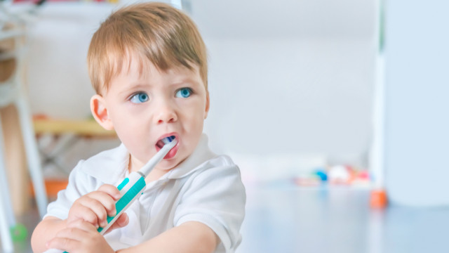 Дитина чистить зуби