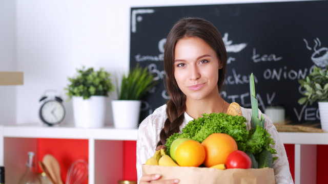 дівчина з овочами