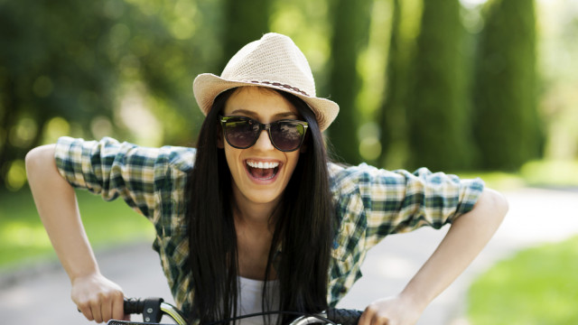 дівчина на велосипеді літо