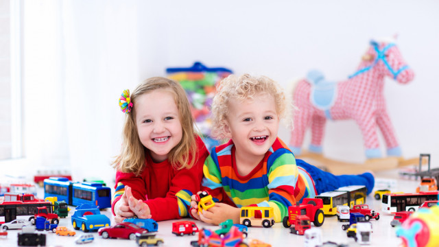 дети с игрушками